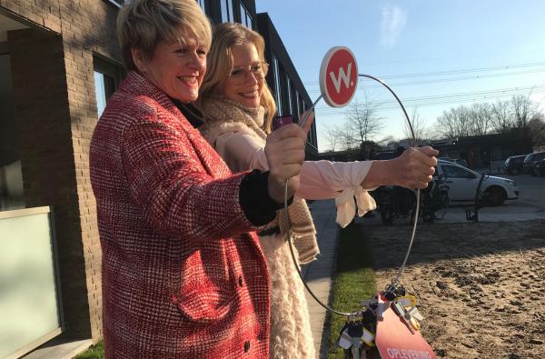 Angele Pijnenburg (Wooninc.) en Marie-Louise Vossen (GGzE) zijn blij met de realisatie van dit wooncomplex op de Fakkellaan Angele Pijnenburg (Wooninc.) en Marie-Louise Vossen (GGzE) zijn blij met de realisatie van dit wooncomplex op de Fakkellaan