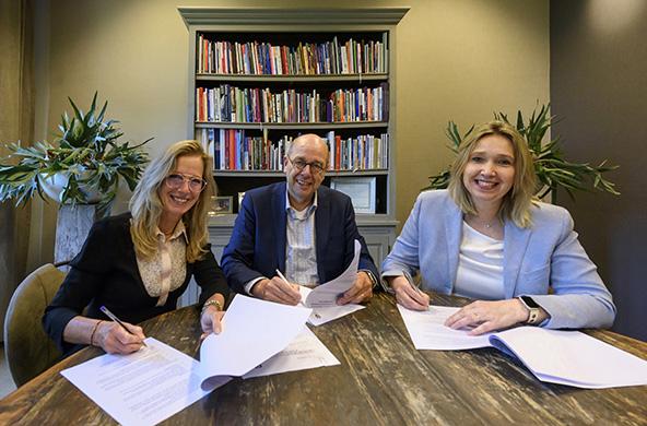 Op de foto zie je van links naar rechts: Marie-Louise Vossen (lid raad van bestuur GGzE), Joep Verbugt (voorzitter raad van bestuur GGzE) en Ingrid Wolf (voorzitter raad van bestuur St. Anna Zorggroep) Ondertekening intentieverklaring St. Anna Zorggroep en GGzE