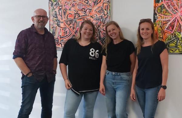 Linda (tweede van links) en de collega's van de Expertiseschil expertiseschil