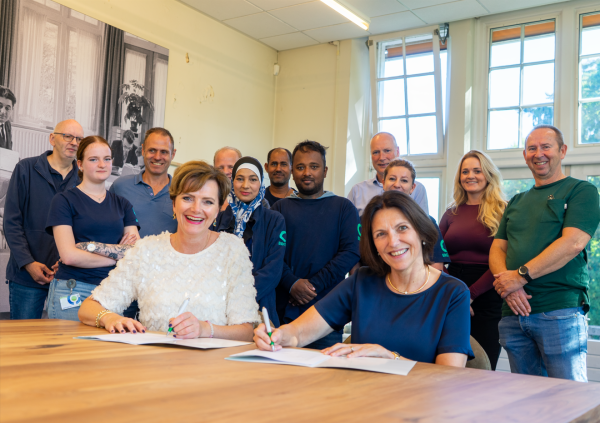 Ondertekening door Ingrid Hems (algemeen directeur Ergon) en Carla van de Wiel (bestuursvoorzitter GGzE) Ondertekening GGzE - Ergon