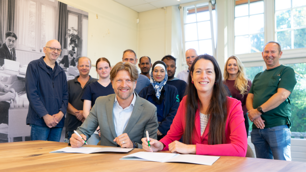 Ondertekening door Stef Visser (directeur Werken & Leren Ergon) en Suzanne de Jong (directeur Facilitair Bedrijf GGzE) Ondertekening GGzE - Ergon 3