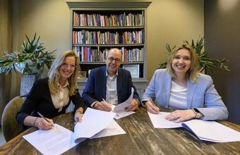 Op de foto zie je van links naar rechts: Marie-Louise Vossen (lid raad van bestuur GGzE), Joep Verbugt (voorzitter raad van bestuur GGzE) en Ingrid Wolf (voorzitter raad van bestuur St. Anna Zorggroep) Ondertekening intentieverklaring St. Anna Zorggroep en GGzE