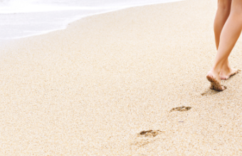 Voeten op het strand